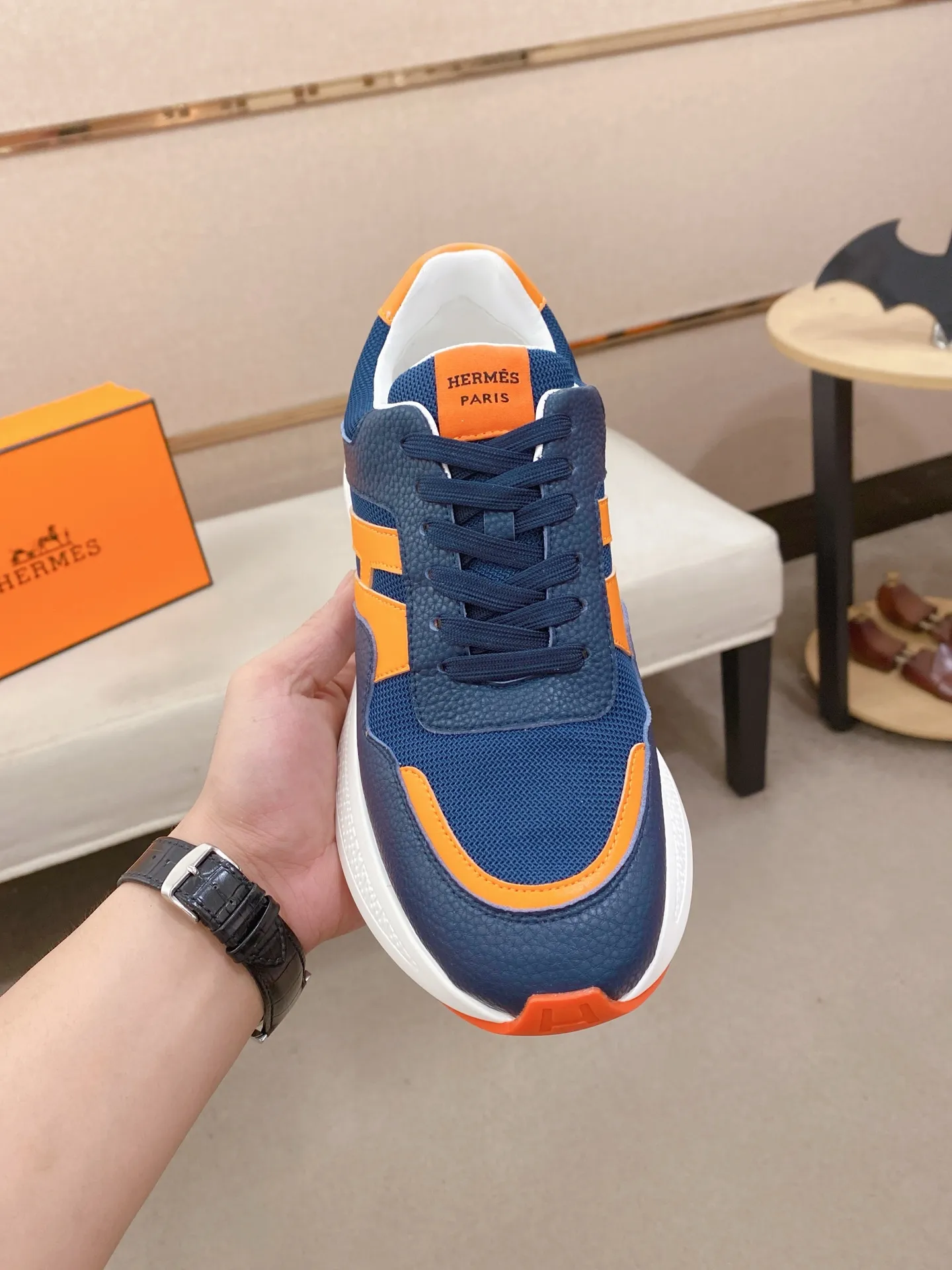 Factory price: 560💰《HERMES》【Classic Original Version】Hermès; Top 🔝 Purchasing Agency 🔍🔍Men's latest 🇺🇸 counters are on sale simultaneously, imported from Italy original ▲▲cowhide ▲▲ (high-end, nobility, class) ) Exquisite workmanship (Italian 🇮🇹 imported water-dyed 🐂 cowhide lining) sole: original sole provided by the original factory, ⚠️exclusive double-layer activity·TPR·rubber·combined molded outsole; super comfortable·wear-resistant·non-slip·environmental protection The real thing is more beautiful if you take the real thing (high quality, follow the order). You can enter and exit the counter at will * Number of yards: 38-44 (45 can be customized and cannot be returned or exchanged)